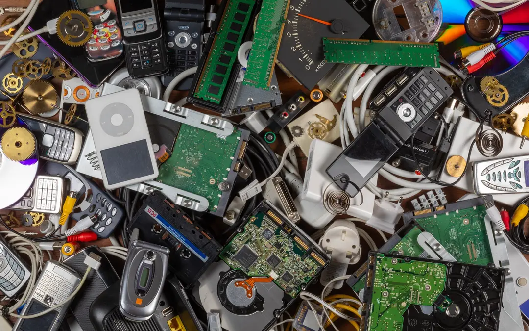 Cumulo di rifiuti informatici che vengono scartati da privati e aziende ogni giorno, foto fatta da MIchael Soh coperta da licenza CC BY 4.0